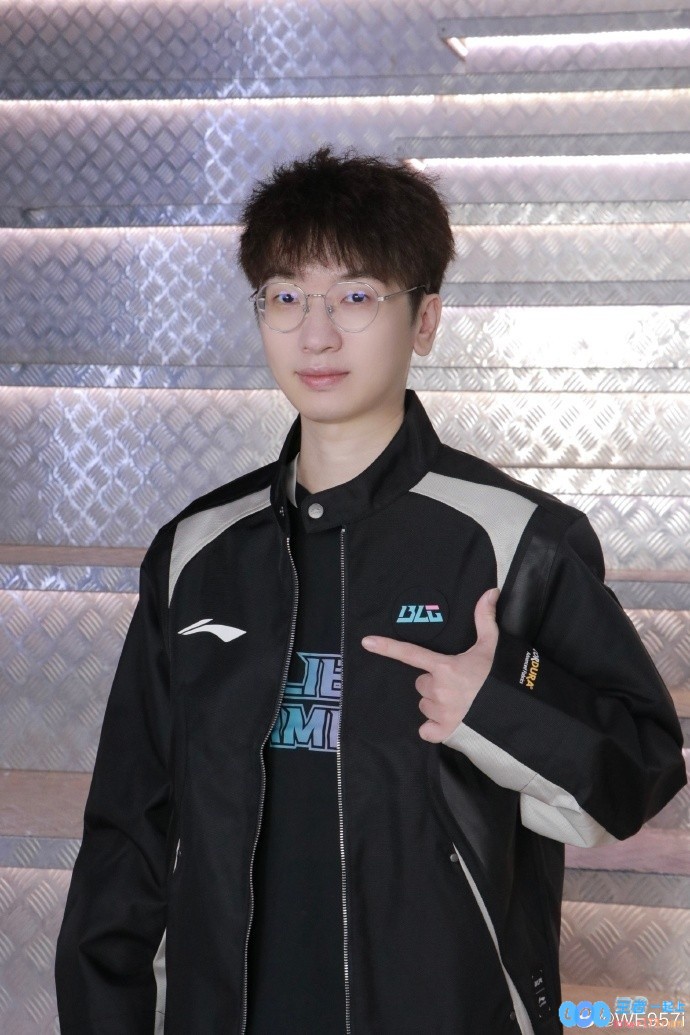 957晒BLGAL队服照：穿上MSI出征服出发加拿大去给AL和BLG加油了
