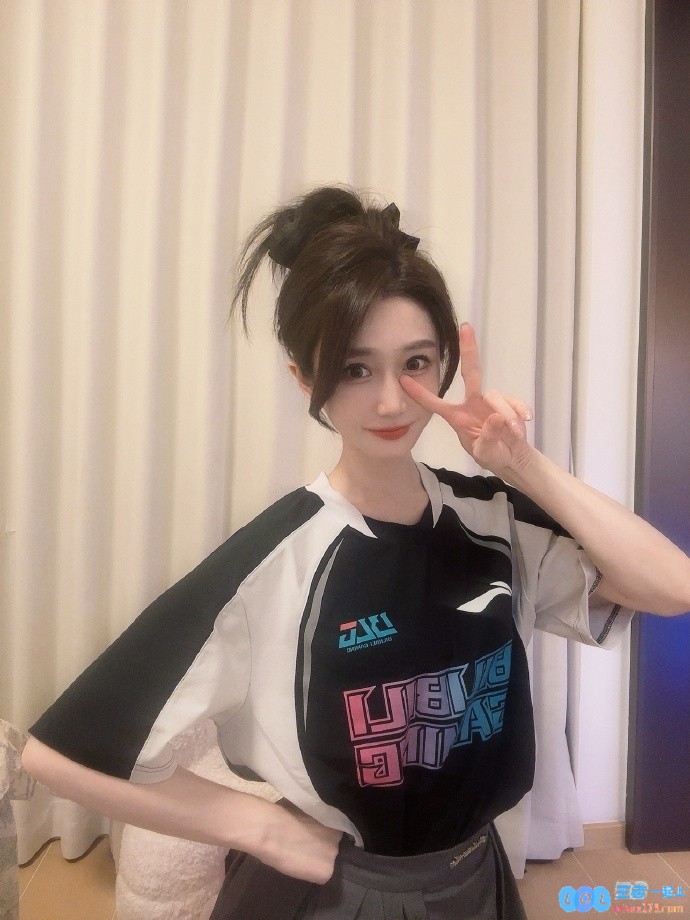 主持人小悠晒BLGAL队服照：穿上出征服给LPL队伍疯狂打call！！