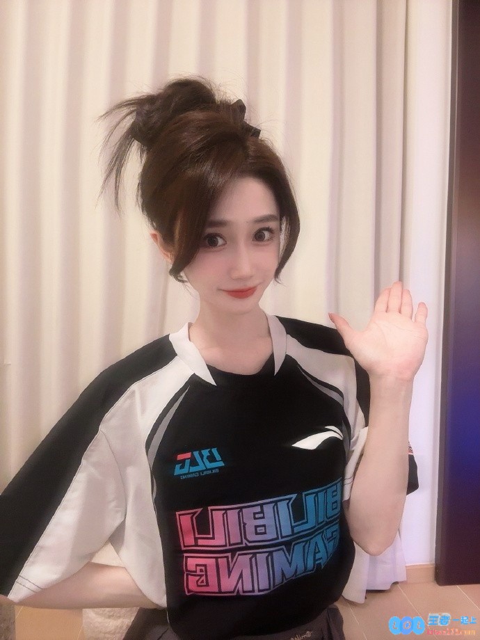 主持人小悠晒BLGAL队服照：穿上出征服给LPL队伍疯狂打call！！