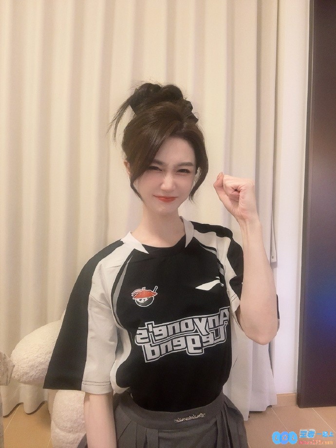主持人小悠晒BLGAL队服照：穿上出征服给LPL队伍疯狂打call！！