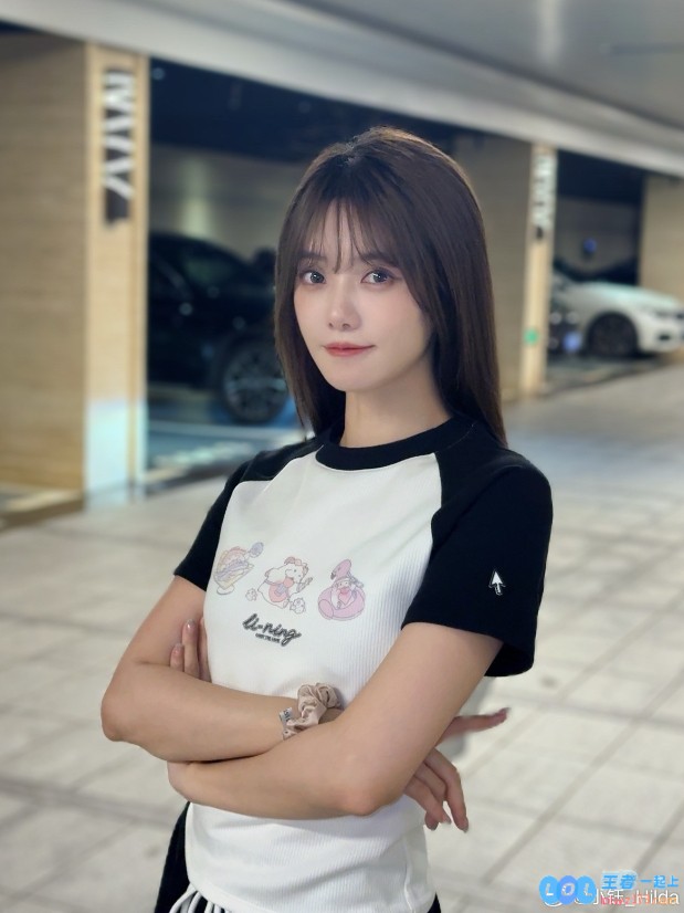 LPL女主持小钰晒照：李宁短款T恤T恤又修饰身材又很适合运动，展现青春活力之美