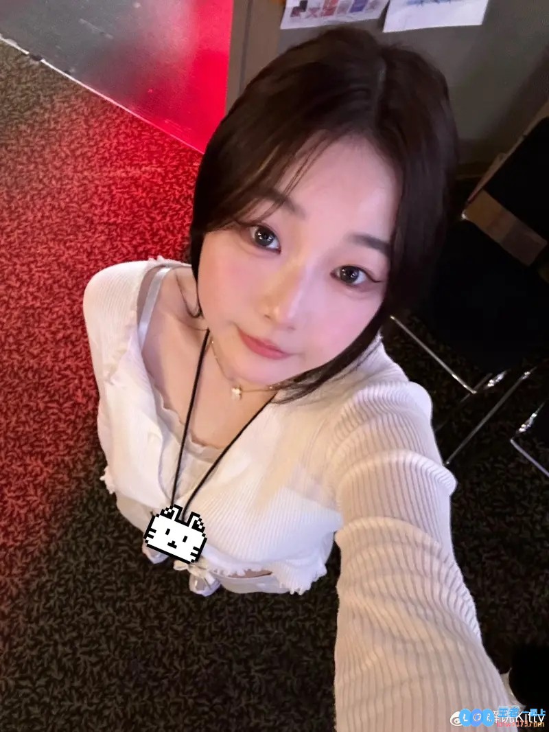 真有实力！前LPL英文流解说Kitty晒照：自拍合集，揭秘背后的故事与情感...