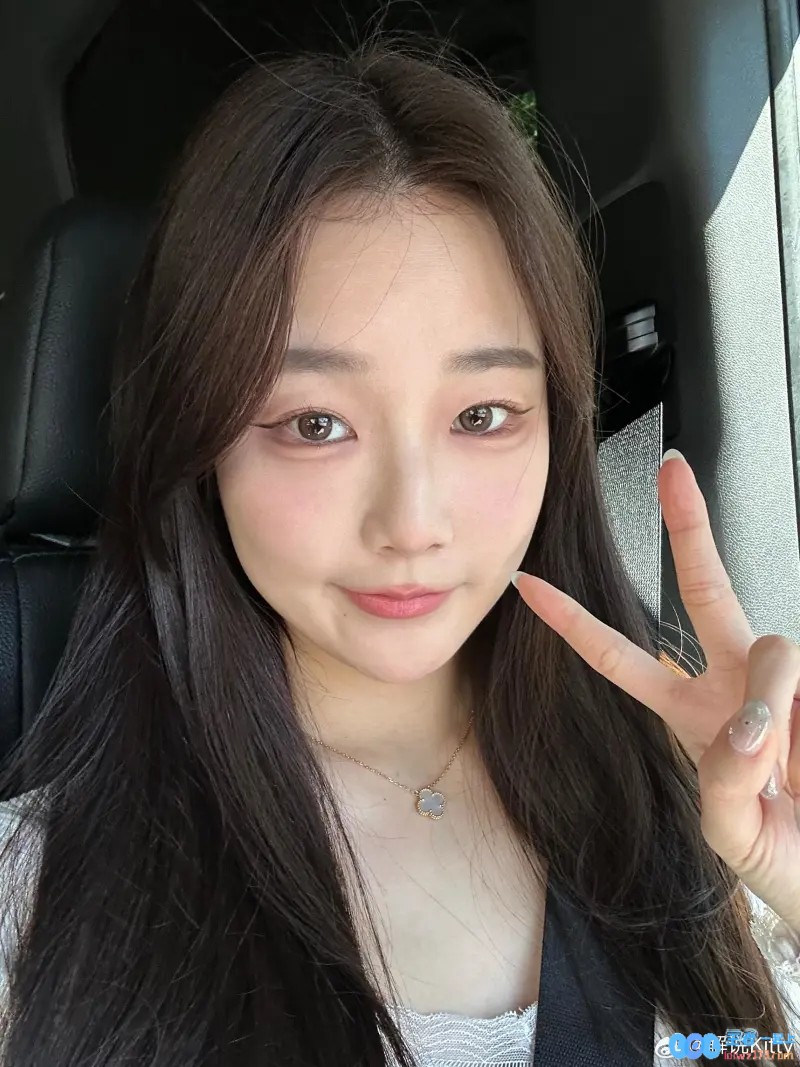 真有实力！前LPL英文流解说Kitty晒照：自拍合集，揭秘背后的故事与情感...