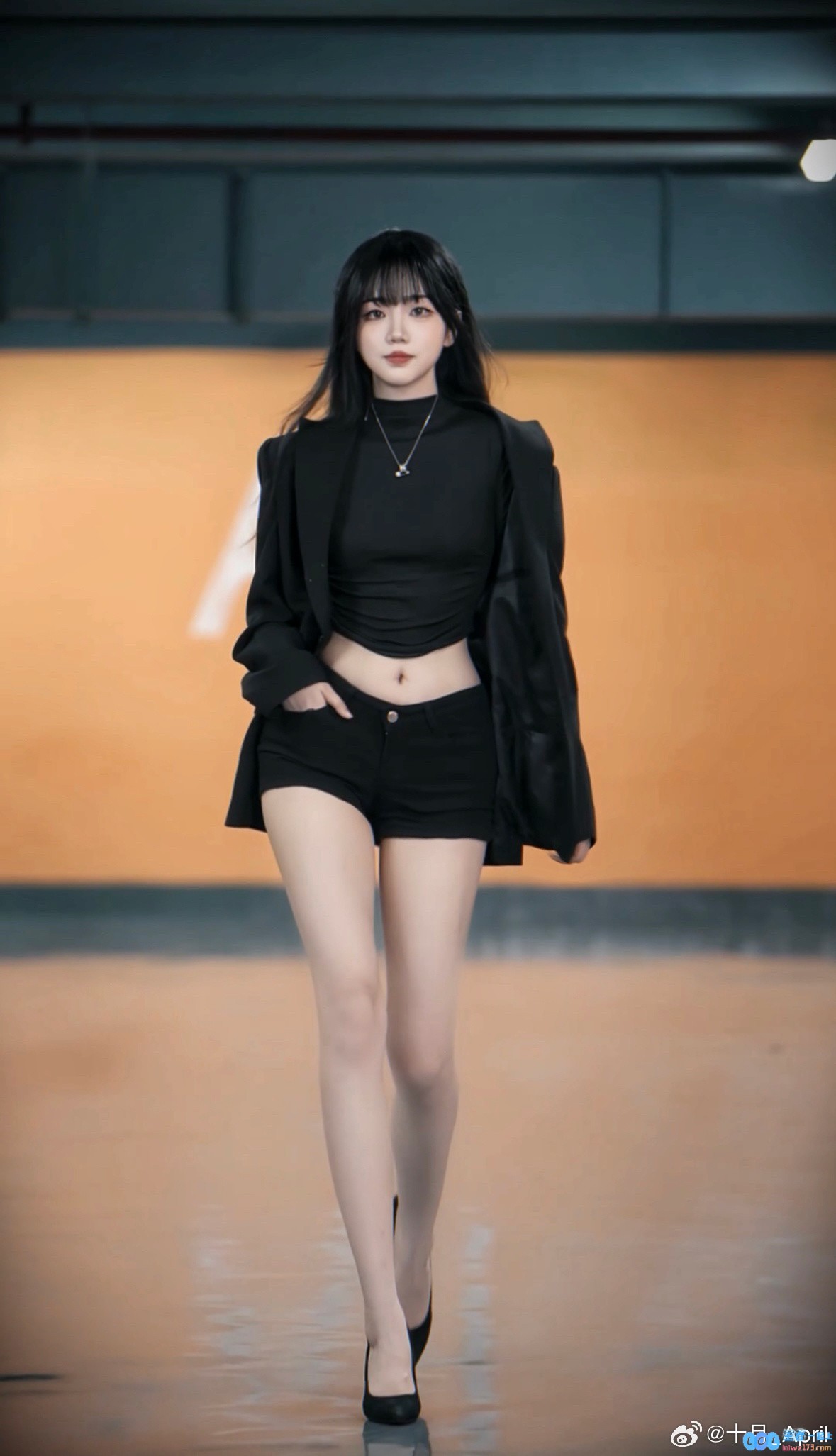 LPL互动女主持人十月晒照：黑衣、长腿、红唇👄，炫丽时尚的舞动魅力