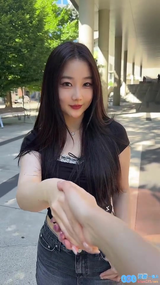 是你的电竞好友~解说Kitty晒自拍视频：电竞好友?♀️共享游戏乐趣与欢乐时光