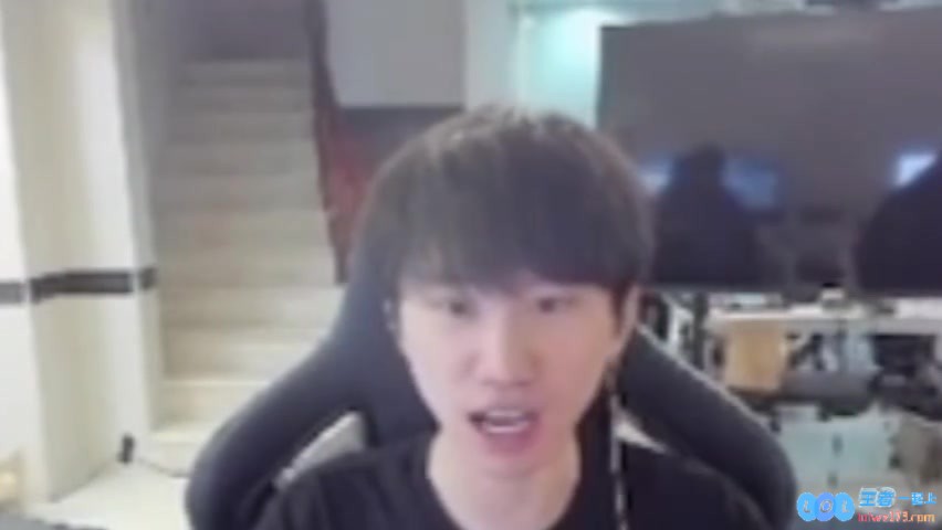 舔错了?Doinb：花海是我最喜欢的选手送礼物水友：我不玩王者，这场游戏的背后隐藏着怎样的幽默与感动？