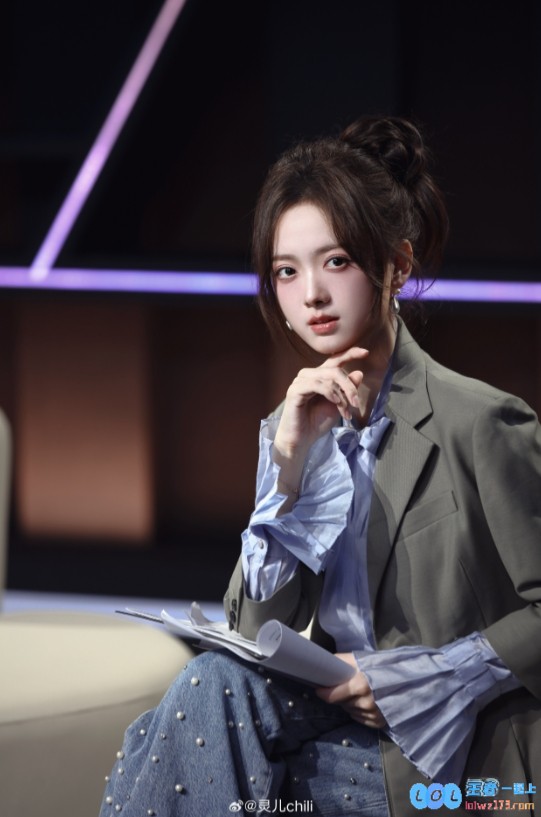 电竞圈的颜值担当！KPL女主持灵儿晒照：当我穿上西装，魅力无法挡，惹人惊叹！
