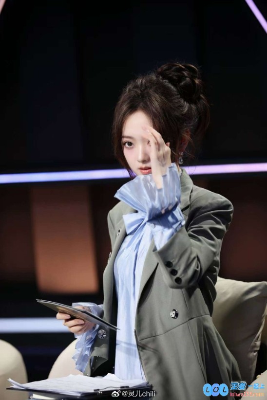 电竞圈的颜值担当！KPL女主持灵儿晒照：当我穿上西装，魅力无法挡，惹人惊叹！