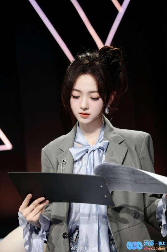 电竞圈的颜值担当！KPL女主持灵儿晒照：当我穿上西装，魅力无法挡，惹人惊叹！