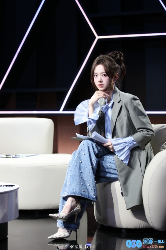 电竞圈的颜值担当！KPL女主持灵儿晒照：当我穿上西装，魅力无法挡，惹人惊叹！