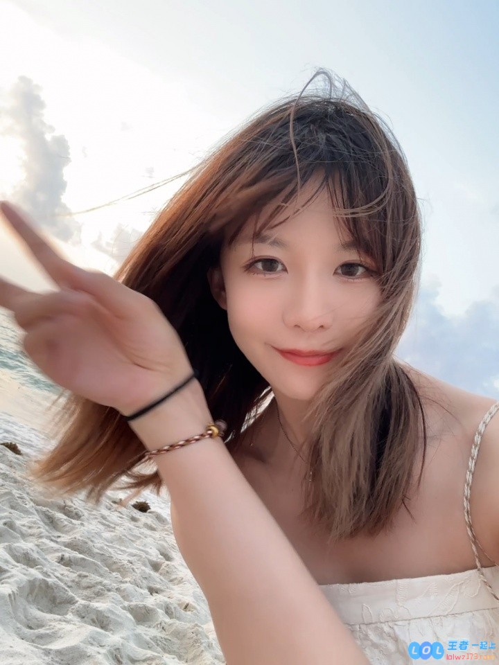 兮夜拍的真好！LPL女解说瞳夕晒出自拍：吹吹海风?