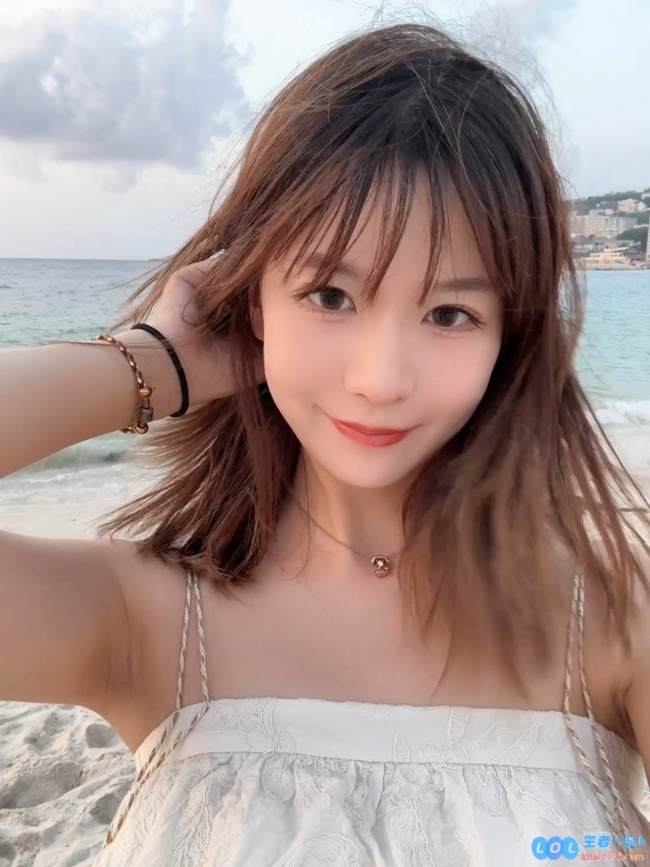 兮夜拍的真好！LPL女解说瞳夕晒出自拍：吹吹海风?