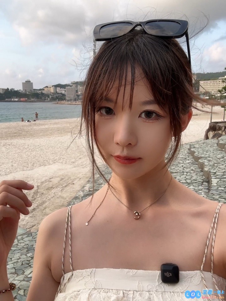 兮夜拍的真好！LPL女解说瞳夕晒出自拍：吹吹海风?