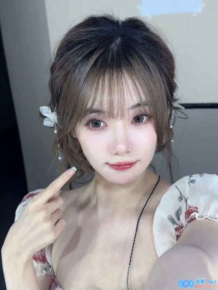 主持小钰晒照：丢丢库存，这个天气尊嘟要热化了，清新夏日的完美开启