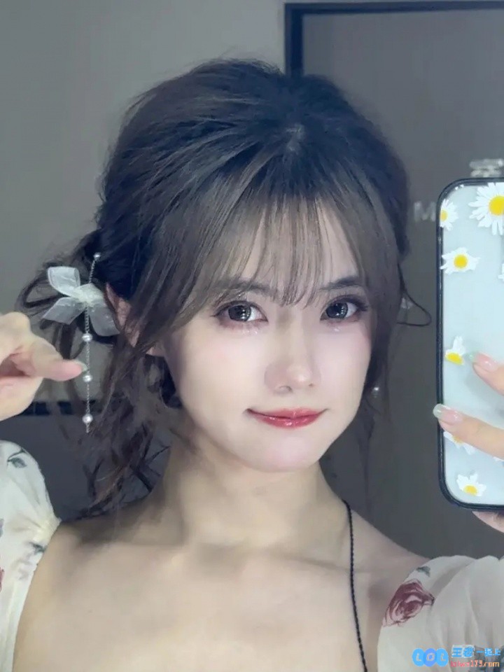 主持小钰晒照：丢丢库存，这个天气尊嘟要热化了，清新夏日的完美开启