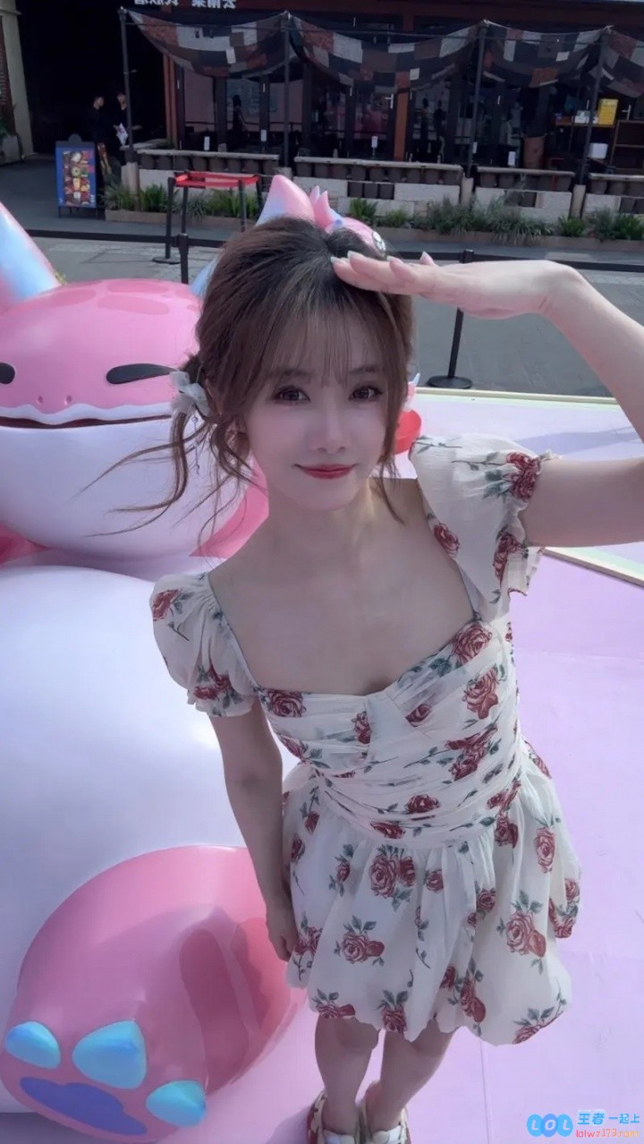 主持小钰晒照：丢丢库存，这个天气尊嘟要热化了，清新夏日的完美开启