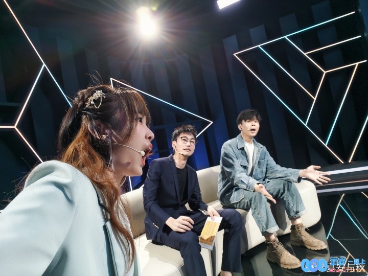 接下来登场的是EWC！LPL女主持夏安晒照：开始上班！