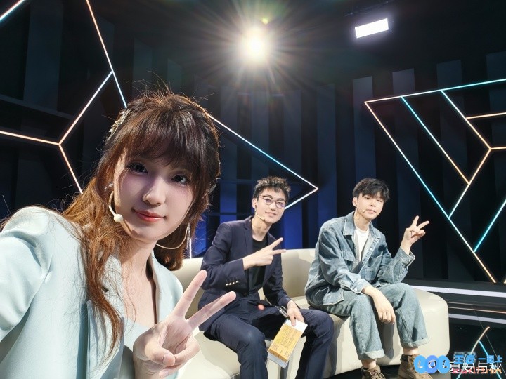 接下来登场的是EWC！LPL女主持夏安晒照：开始上班！
