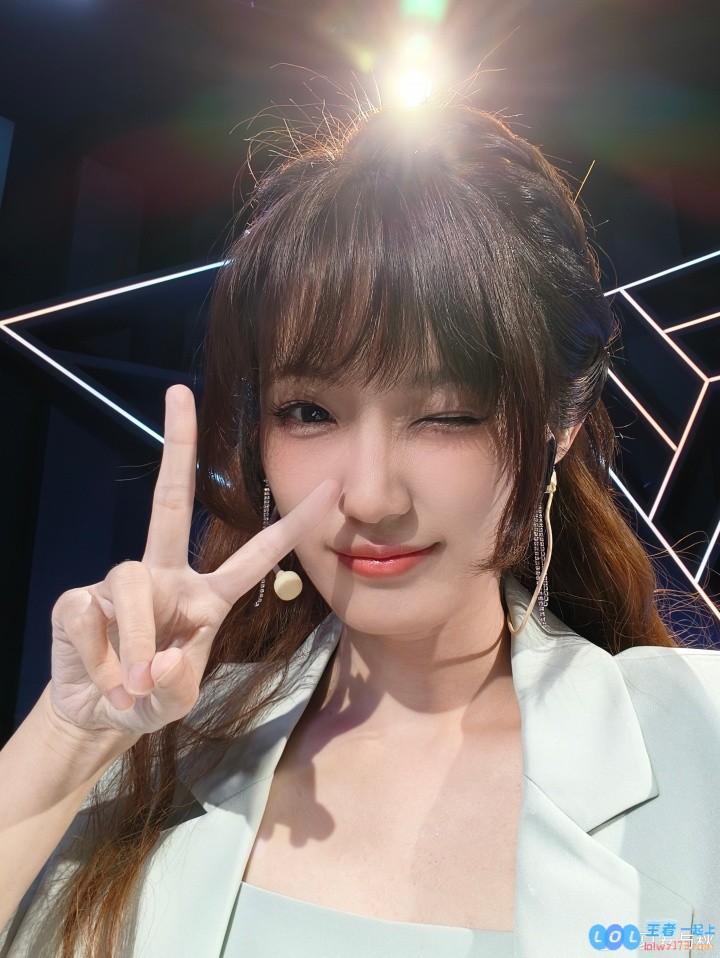 接下来登场的是EWC！LPL女主持夏安晒照：开始上班！