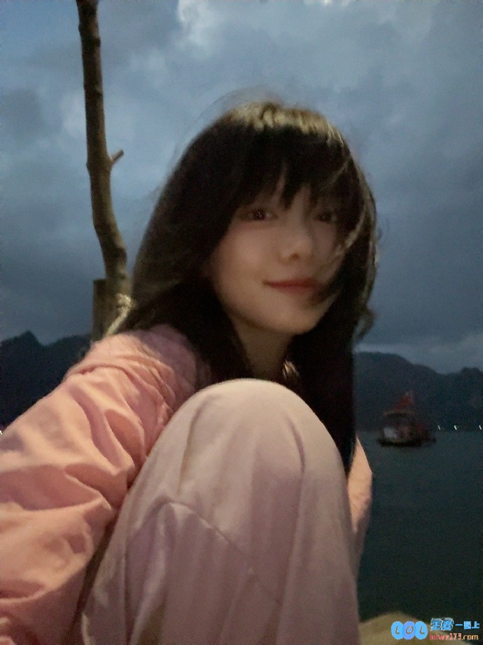 主持人骆歆晒照：今晚的月色真美?，邀你共赏这个浪漫夜晚的温柔光影