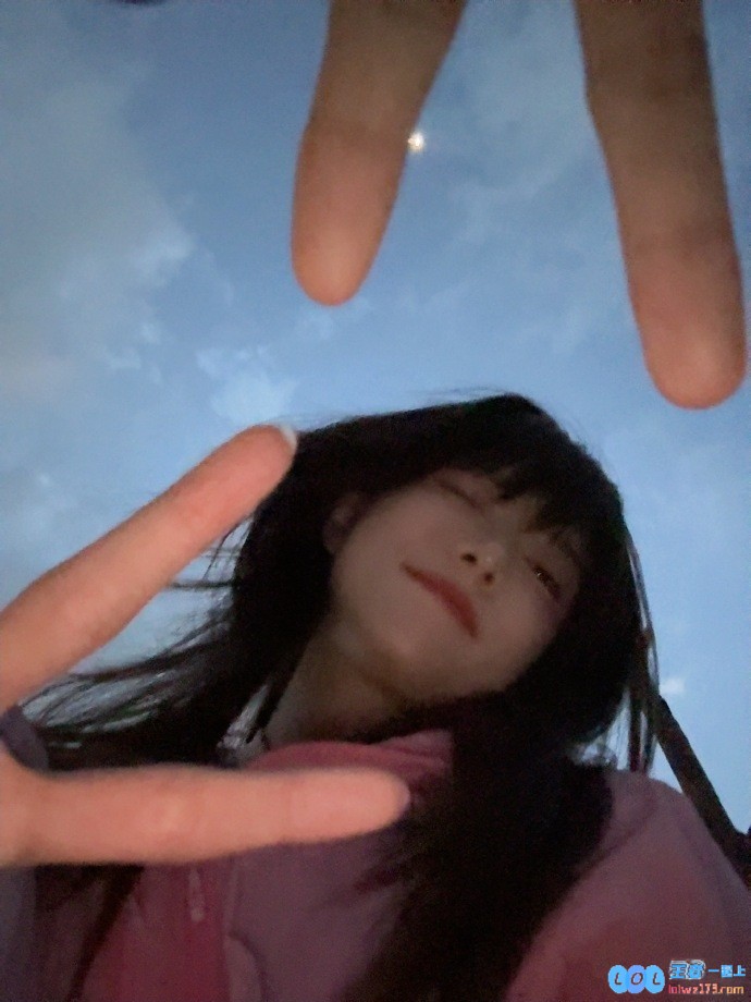 主持人骆歆晒照：今晚的月色真美?，邀你共赏这个浪漫夜晚的温柔光影