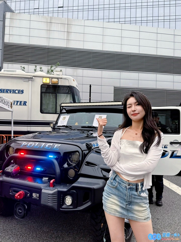 玩的挺野！前NBA、LPL主持苏一凡晒照：在美国警车前摆POSE合影，秒变街头潮人