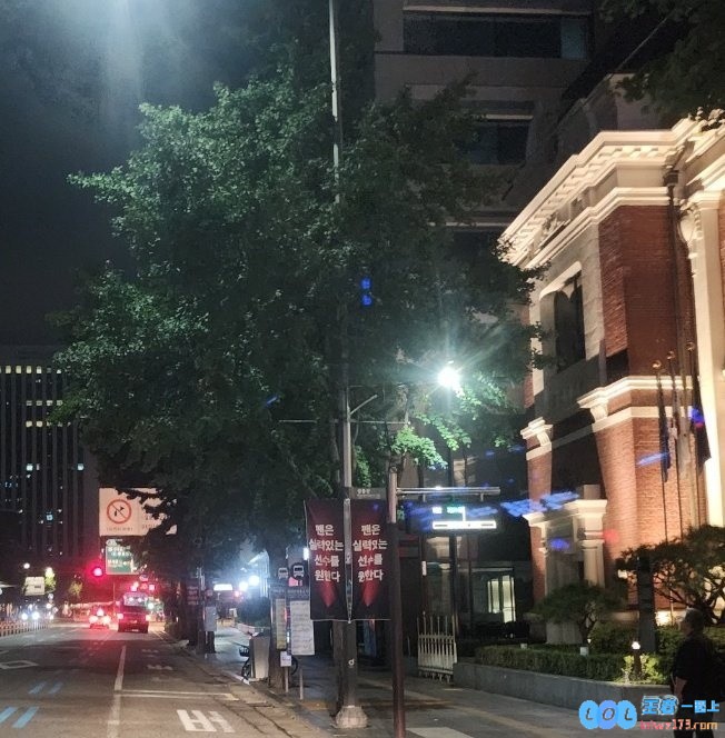 送花圈还不够！T1大楼/Lolpark被拉横幅：抗议MSIEWC失利希望更换选手