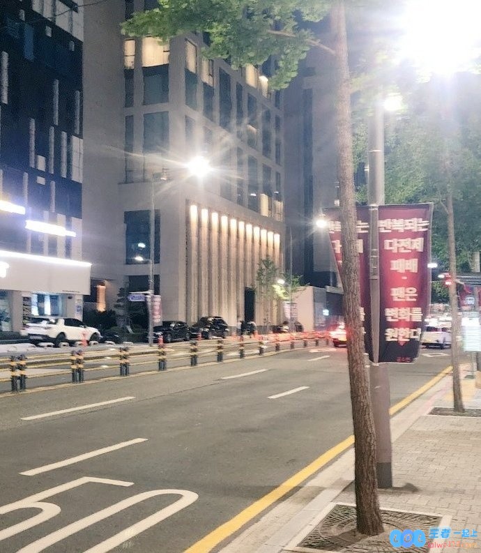 送花圈还不够！T1大楼/Lolpark被拉横幅：抗议MSIEWC失利希望更换选手