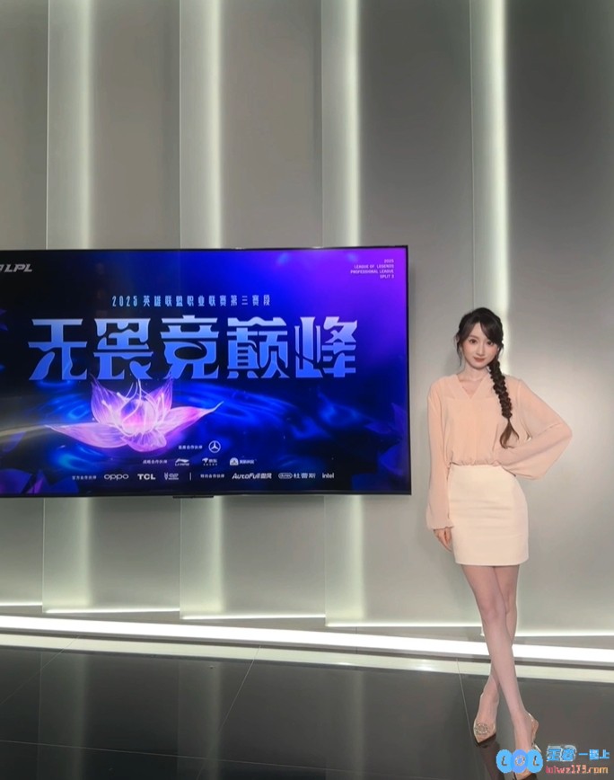 好腿！主持童童晒照：温温柔柔的金秘书穿搭，展现绝美时尚风范