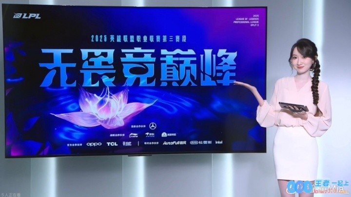 好腿！主持童童晒照：温温柔柔的金秘书穿搭，展现绝美时尚风范