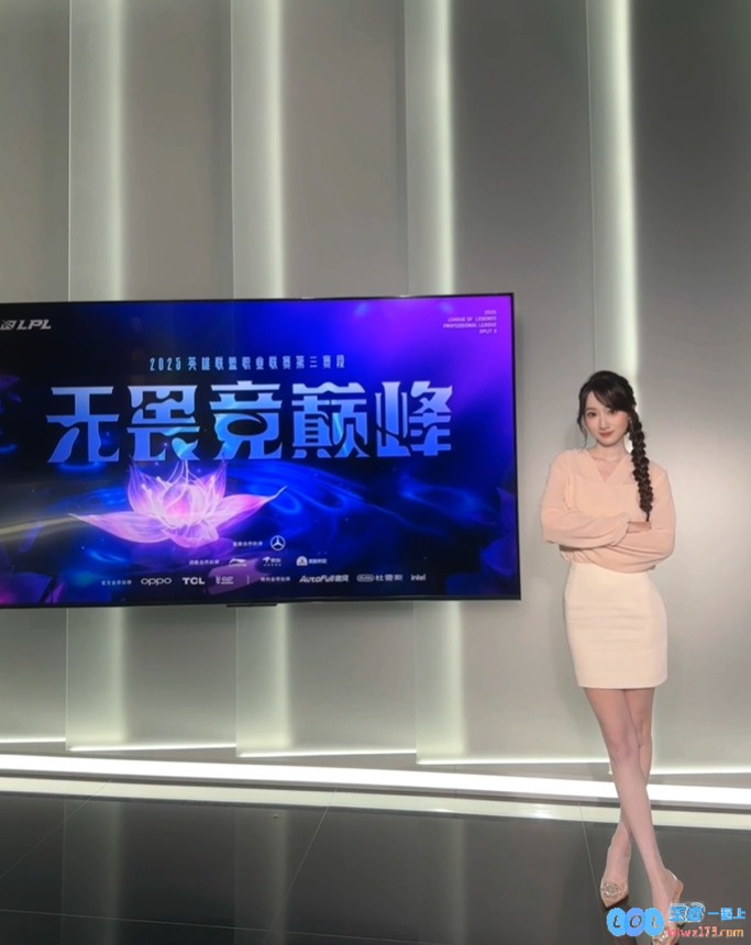 好腿！主持童童晒照：温温柔柔的金秘书穿搭，展现绝美时尚风范