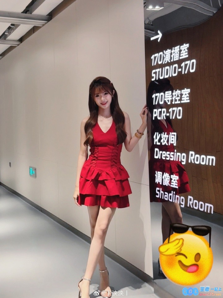 泱泱晒出工作照：穿中国红播中国队~一场大胜！稳稳的很安心?