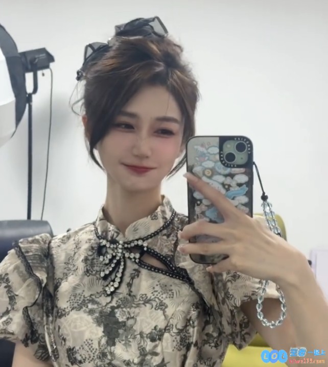 女主持人小悠晒照：苏州场下班！恭喜LNG收获第三赛段首胜，激情四溢庆祝时刻