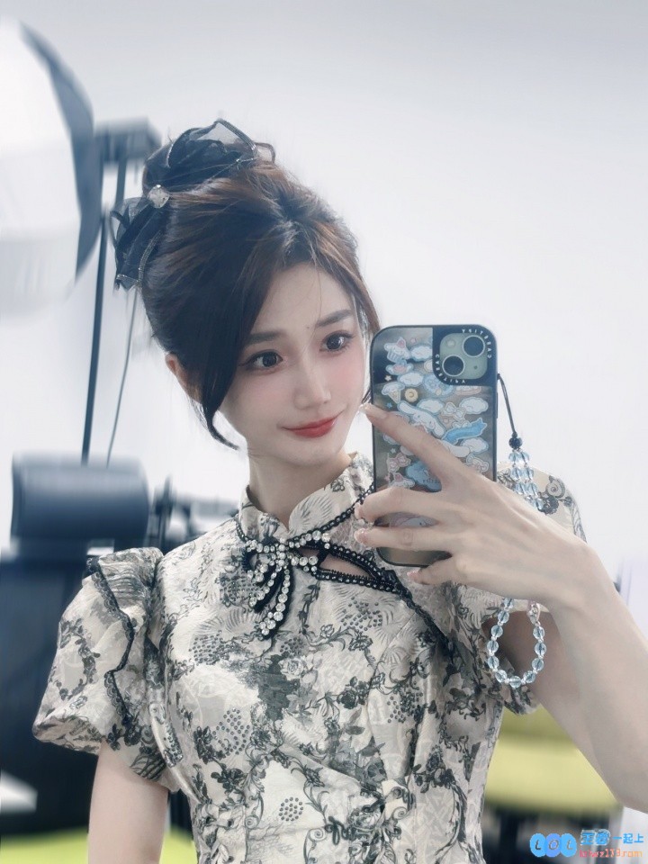 女主持人小悠晒照：苏州场下班！恭喜LNG收获第三赛段首胜，激情四溢庆祝时刻
