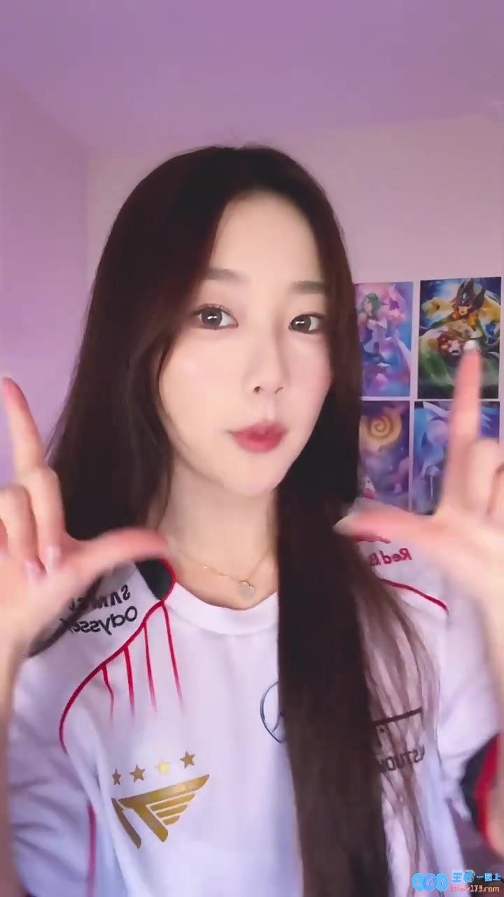 今天穿T1队服是吗？😭解说Kitty分享视频：圆圆变装🐰，精彩又搞笑的瞬间引发热议！