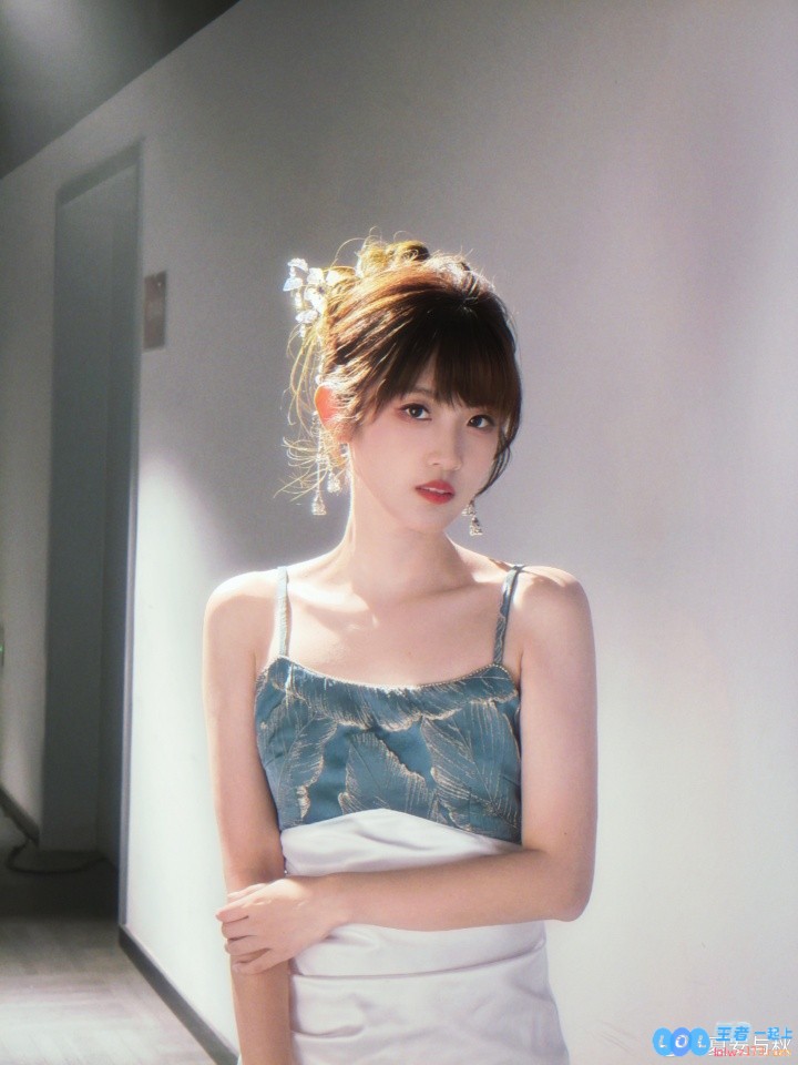 LPL女主持夏安晒照：从梦中惊醒之后，发现航班临时被取消了，不禁感慨人生多变