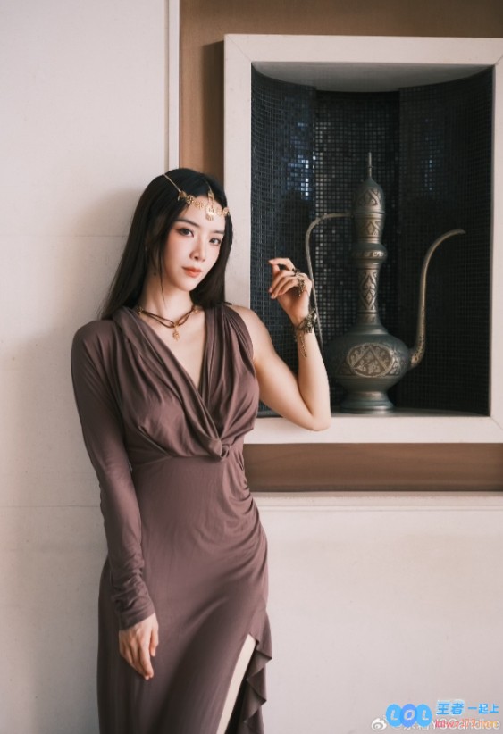 不是，搞这种异域风情？LPL女主持余霜晒照：太阳与我同在~