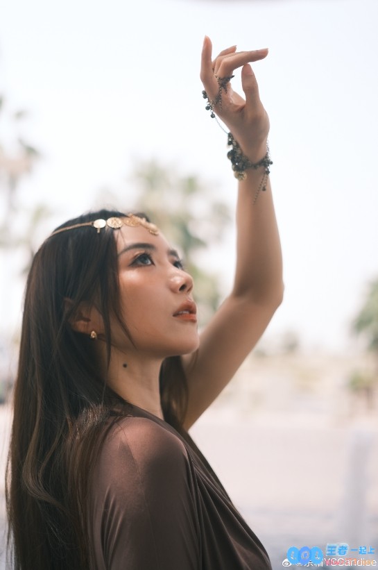 不是，搞这种异域风情？LPL女主持余霜晒照：太阳与我同在~