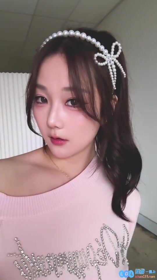 前LPL解说kitty更新变装视频：美少女?掀起网络热潮，精彩不容错过！