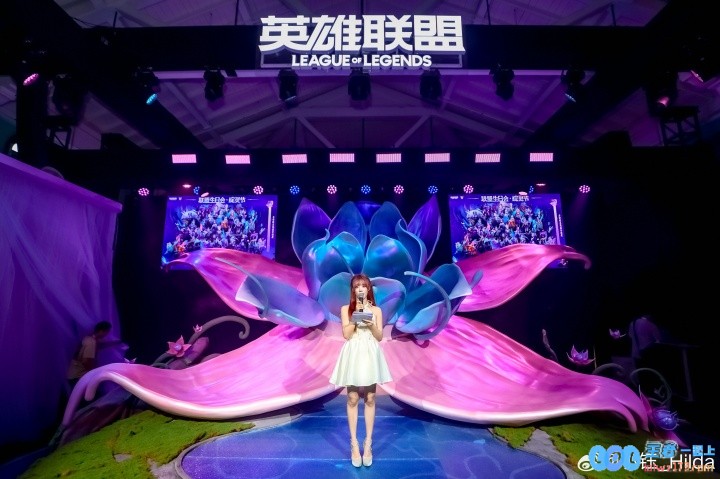 主持小钰晒照：前两天的联盟生日会，最近沉迷在新版本的云顶