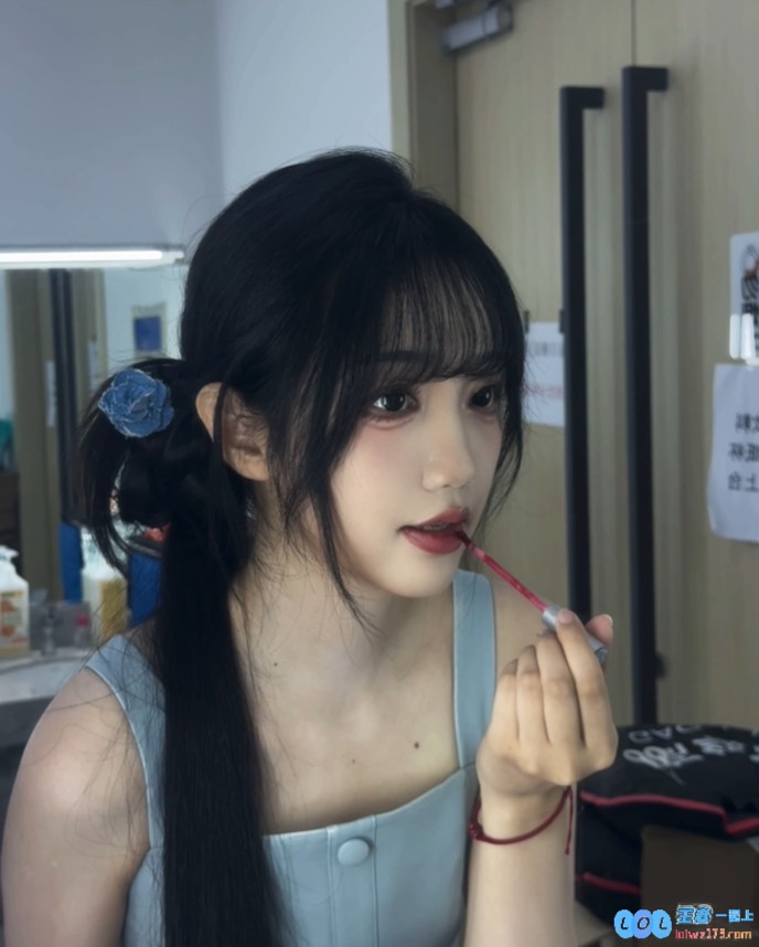 主持十月更博晒照：延时发送下班时刻，感受生活的多彩瞬间