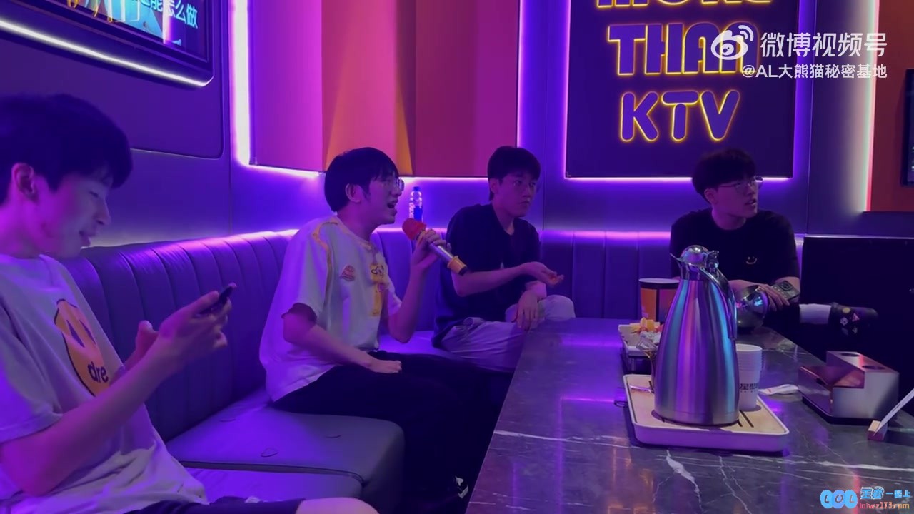 AL分享选手K歌视频：长得丑活得久那首歌叫什么？在热情的歌声中渐入佳境