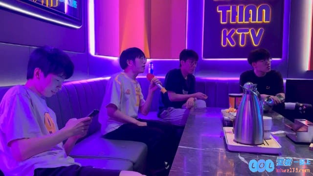 AL分享选手K歌视频：长得丑活得久那首歌叫什么？在热情的歌声中渐入佳境