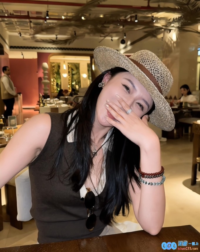 PEL主持烨铃儿晒照：是哪里的夜晚这么美呀，仿佛置身于梦境之中