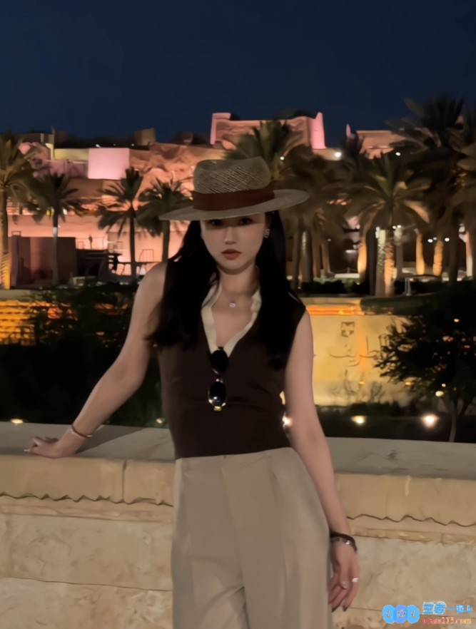 PEL主持烨铃儿晒照：是哪里的夜晚这么美呀，仿佛置身于梦境之中