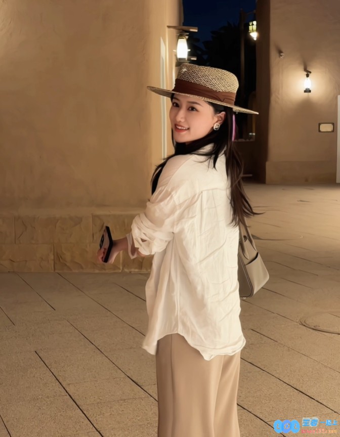 PEL主持烨铃儿晒照：是哪里的夜晚这么美呀，仿佛置身于梦境之中