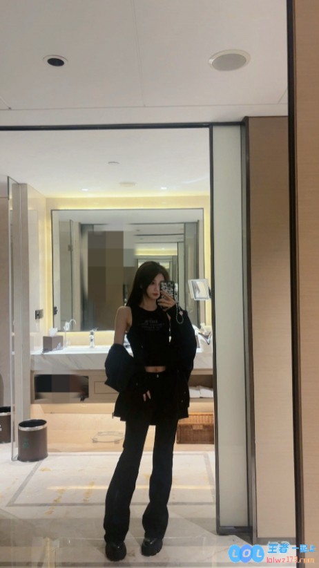 小悠晒照：杭州搬砖结束！大家都辛苦啦～在汗水与奋斗中谱写青春乐章