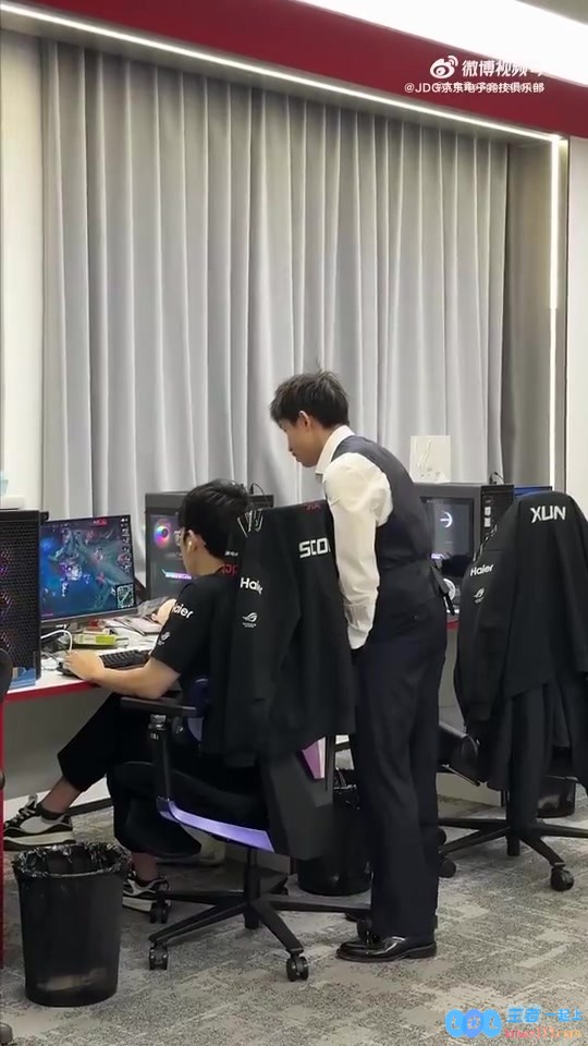 在研究世界赛的对手？Scout赛前观看HLE和T1的比赛，解读策略与技巧之精妙