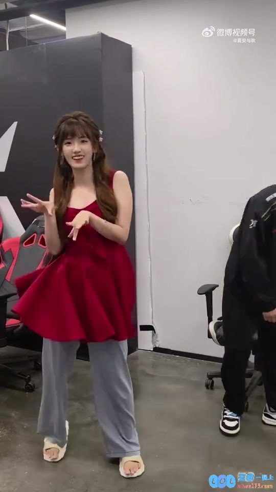 夏安分享与wink合舞：快乐下班！！！速速开跳！！！感受到那份热情与欢乐的瞬间