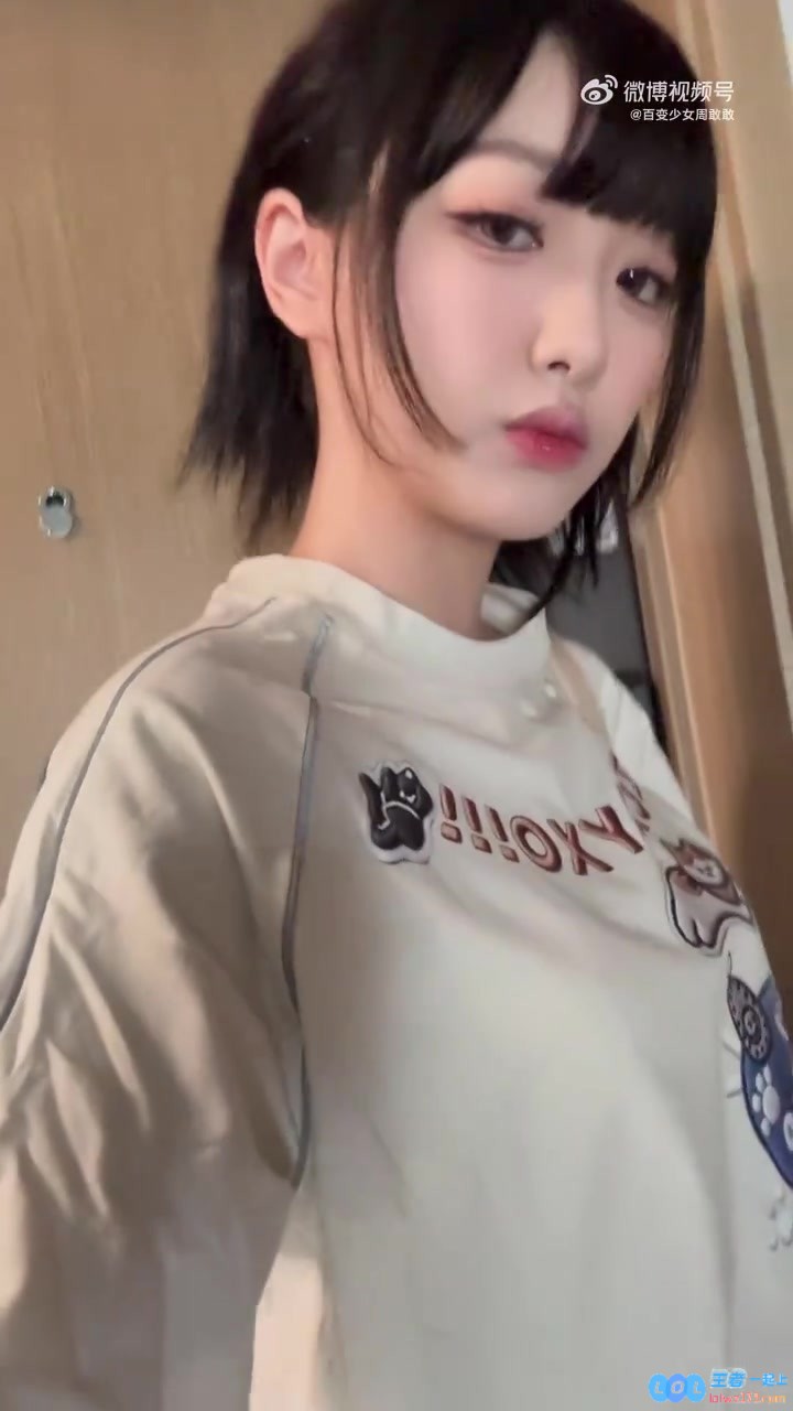 主持周敢敢更新视频：第一次自己扎高马尾感觉还不错有点帅，展现独特魅力